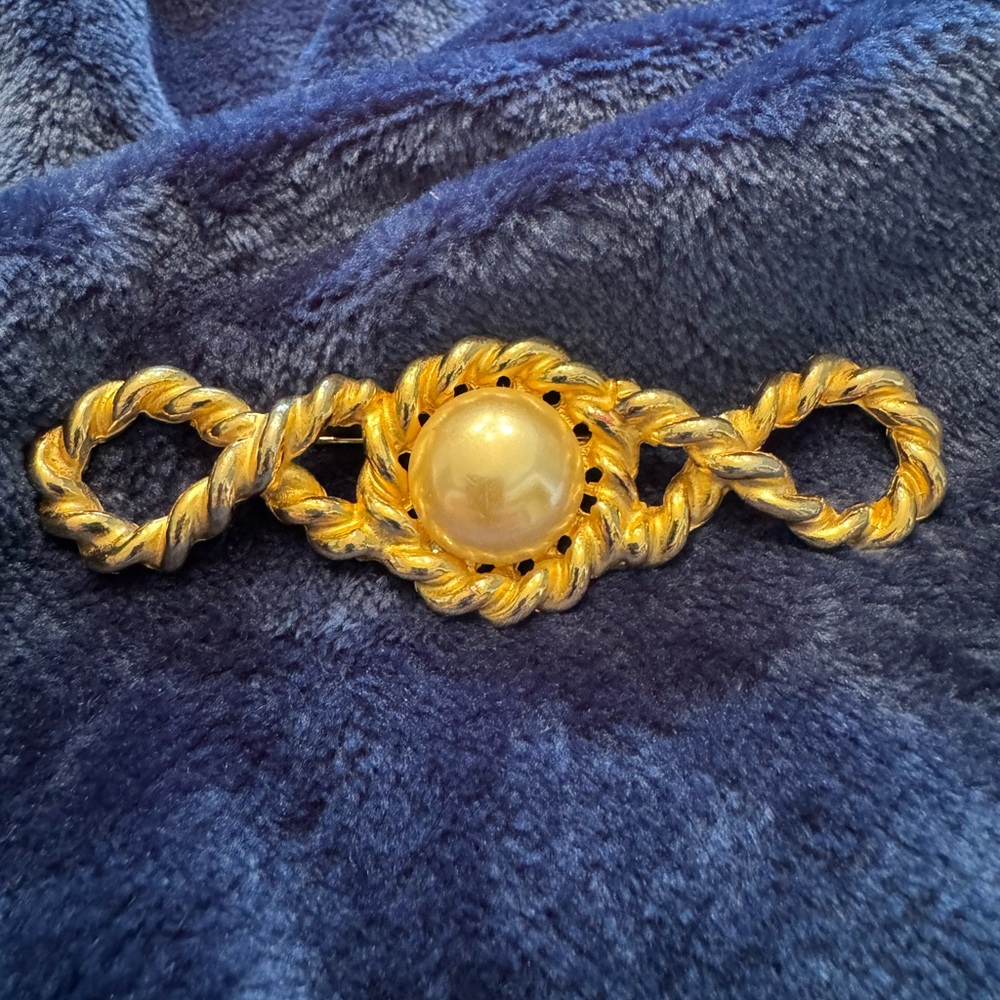 Brooch Pin Gold and Pearl